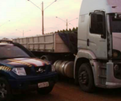 Caminhoneiro é preso com R$ 80 mil em roupas contrabandeadas da Bolívia