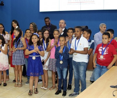 Alunos da REME recebem medalha “Professora Zenaide Nogueira Fabbri”