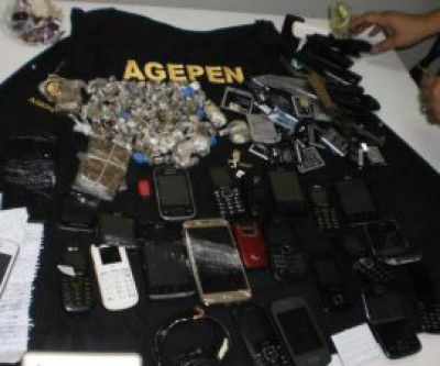 Pente-fino no semi-aberto encontra drogas, armas artesanais e celulares