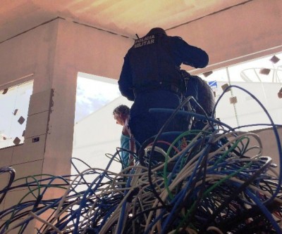 Bandido abandona fios elétricos que estavam sendo furtados de casa em construção