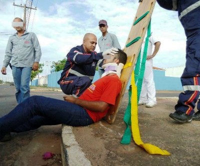 Ao trafegar em avenida, motociclista tem preferencial invadida e fica ferido