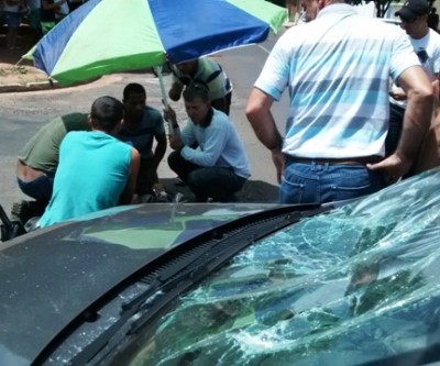 Jovem é arremessado contra para-brisa de carro em acidente