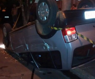 Homem embriagado causa acidente e casal fica ferido em capotamento