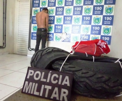 Jovem é flagrado furtando materiais da empresa que ele trabalhava