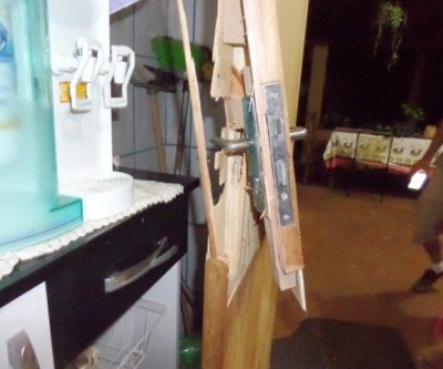 Casa é arrombada e bandidos levam eletrônicos