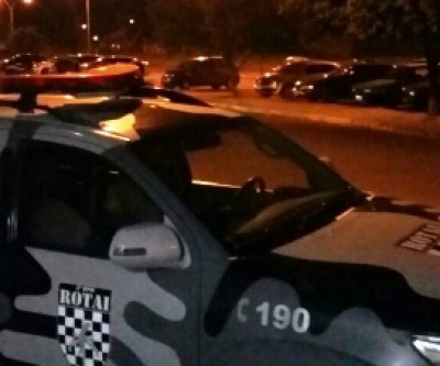 Bandidos em motocicleta atiram em vítima para roubarem veículo