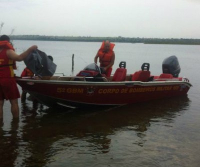 Adultos caem em rio e barco segue à deriva com três crianças 