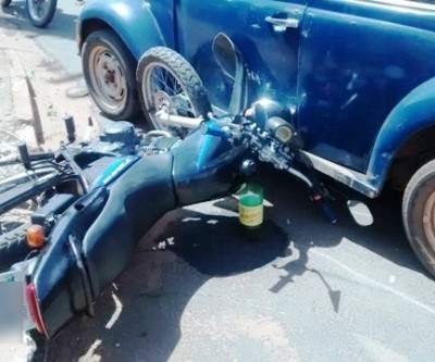 Motociclista é atropelado enquanto aguardava para fazer travessia em cruzamento