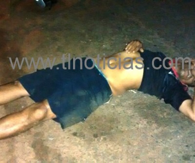 Homem é espancado por desconhecidos e fica caído em via pública