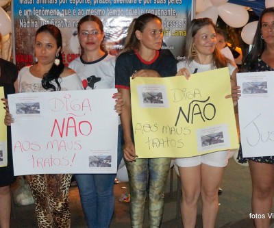 Protesto em Feira Noturna clama por Justiça de cachorro morto a pauladas 