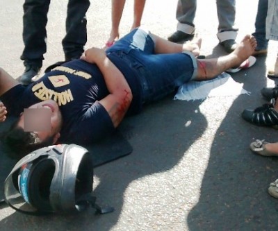 Motociclista colide violentamente na lateral de veículo e sofre fratura