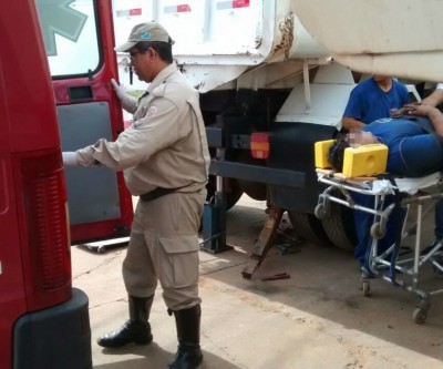Mecânico sofre acidente de trabalho e é socorrido pelos bombeiros 