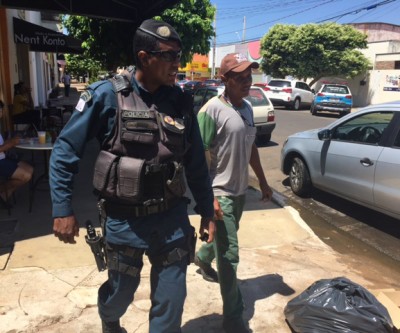 Casal em Honda Civic abastece em posto e sai sem pagar a conta 