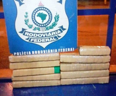 P.R.F. apreende 10 quilos de maconha em ônibus na BR 262