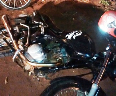 Motociclista invade preferencial, deixa dois feridos, foge e abandona moto no local