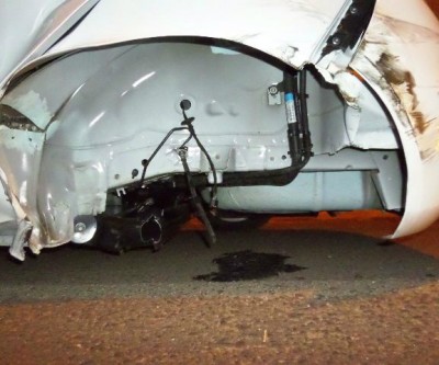 Em colisão entre veículos, roda de carro é arrancada