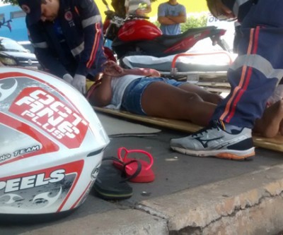 Casal fica ferido em acidente de moto no Bairro Jardim Angélica