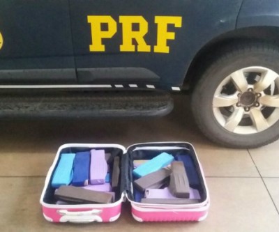 PRF prende jovem com quase 20 kg de maconha em ônibus