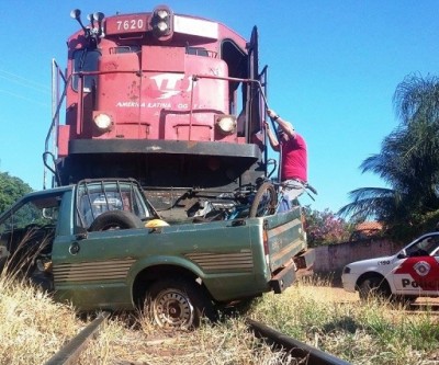 Locomotiva que saiu de Três Lagoas bate e arrasta veículo em Castilho-SP