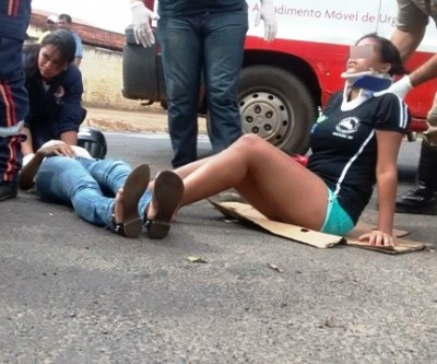 Duas jovens ficam feridas em colisão entre carro e camionete