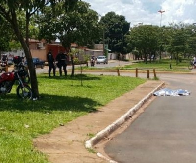 Motociclista perde controle de direção e morre depois de colidir em árvore