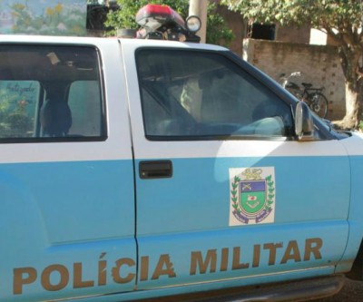 Jovem dispara várias vezes e tiros acertam pit bull e janela