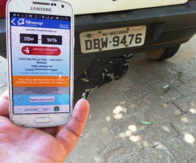 Em acidente, carro é apreendido com restrição de furto