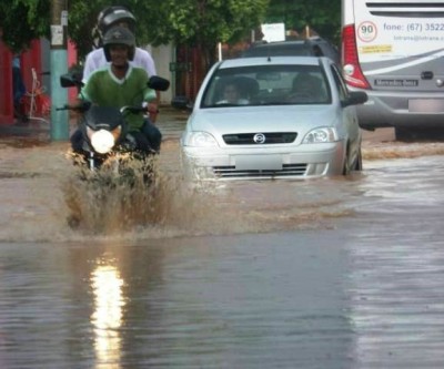 Forte chuva alivia o calor em Três Lagoas e alaga ruas