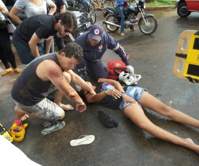 Acidente com moto deixa marido e mulher feridos no Santos Dumont 
