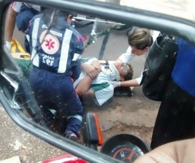Para não bater em caminhão, jovem “joga” moto para lateral e colide o corpo contra veículo parado