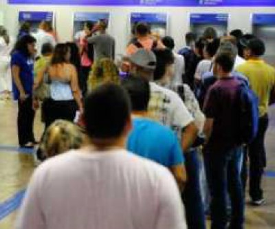  Filas em agências da Caixa marcam 1º dia de saque do FGTS