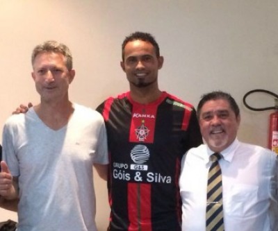 Bruno veste camisa, posa para foto e fica perto do Boa