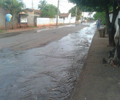 Mesmo com a falta de água no Brasil, SANESUL “joga” água pelas ruas da Vila Piloto 