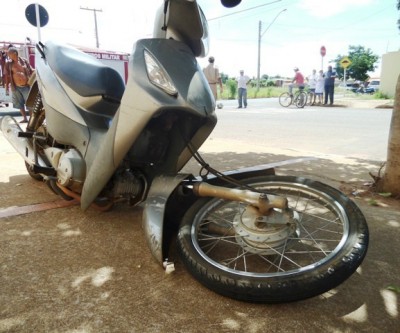 Motociclista fica ferida em colisão entre veículos no Vila Nova