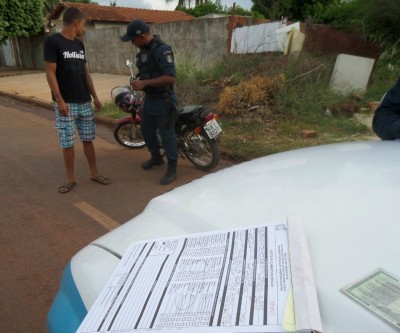Jovem sem CNH tem moto apreendida por estar com documentação em atraso 