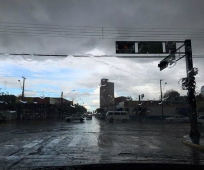 Chuva fraca causa “pane” em semáforo da Filinto Muller