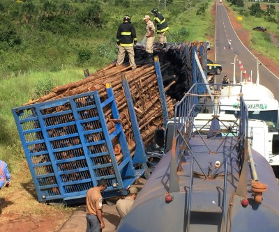  Mais uma carreta carregada com eucalipto é incendiada na BR-262