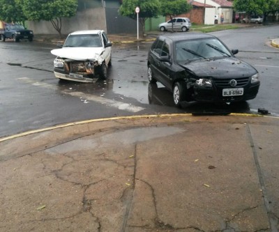 Leitor registra violenta colisão entre dois veículos no bairro Santo André 