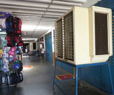Lojistas se revoltam e impedem retirada de climatizadores do Shopping Popular 