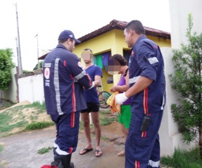 Jovem bate em porta, fica ferido e é socorrido pelo SAMU 