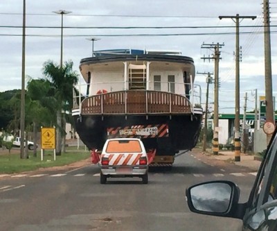 Leitor do TL Notícias flagra embarcação sendo transportada pela Ranulpho Marques Leal