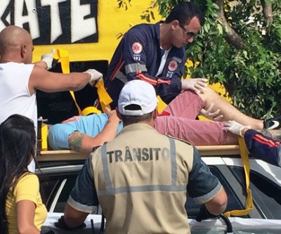Após acidente, jovem é arremessado contra teto de veículo 