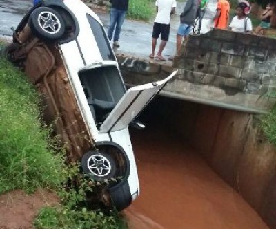 Enxurrada arrasta veículo no Jardim Brasilia após ser levado pela chuva