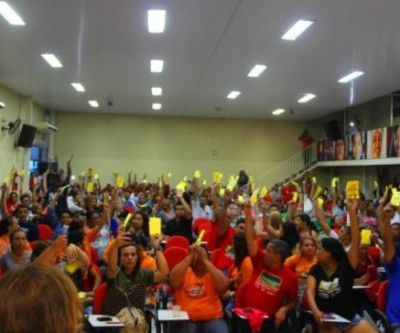 Professores suspendem greve e retomarão aulas na segunda