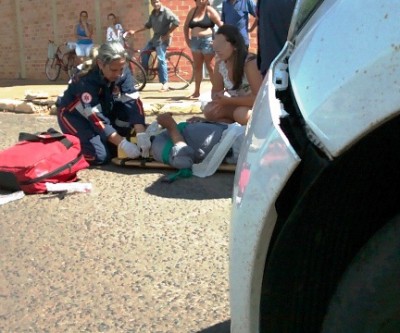 Idoso de bicicleta é atropelado ao invadir referencial de veículo e sofre fratura