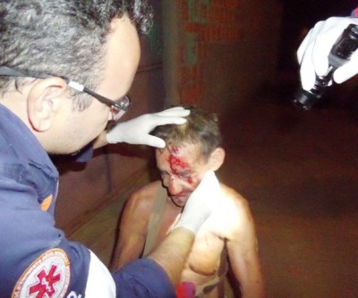 Idoso paga rodada de pinga e depois é agredido e assaltado por “amigos” de bar 