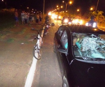 Ciclista atravessa frente de carro e na batida é jogada contra para-brisa 