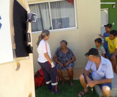 Mulher cai da escada em apartamento no Novo Oeste