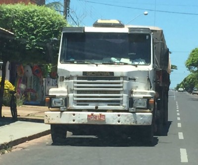 Carreteiro “entra” na contra mão e por pouco não ocasiona acidente 