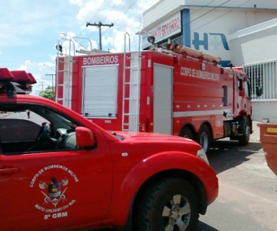 Bombeiros combatem princípio de incêndio no Hospital Auxiliadora